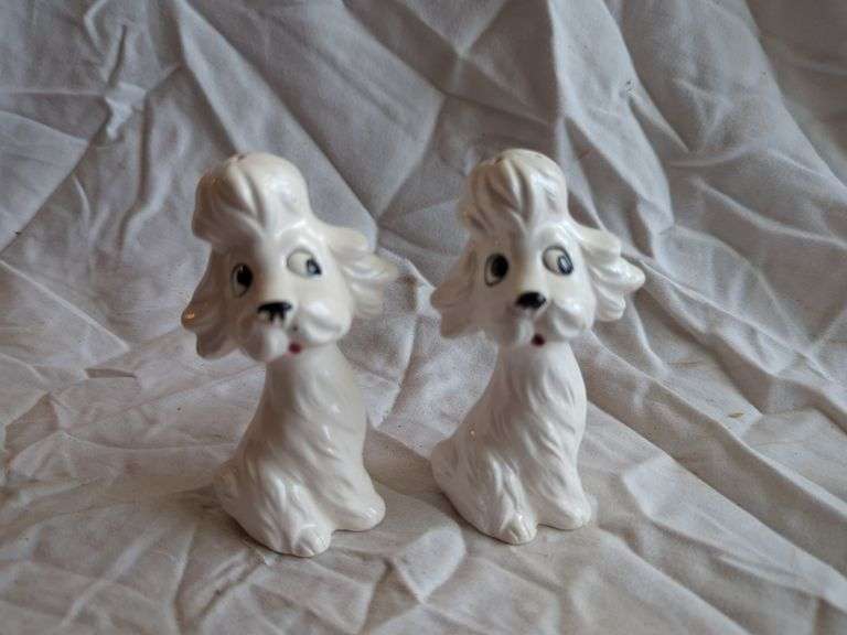 DOG SALT & PEPPER SHAKER SET Isabell Auction