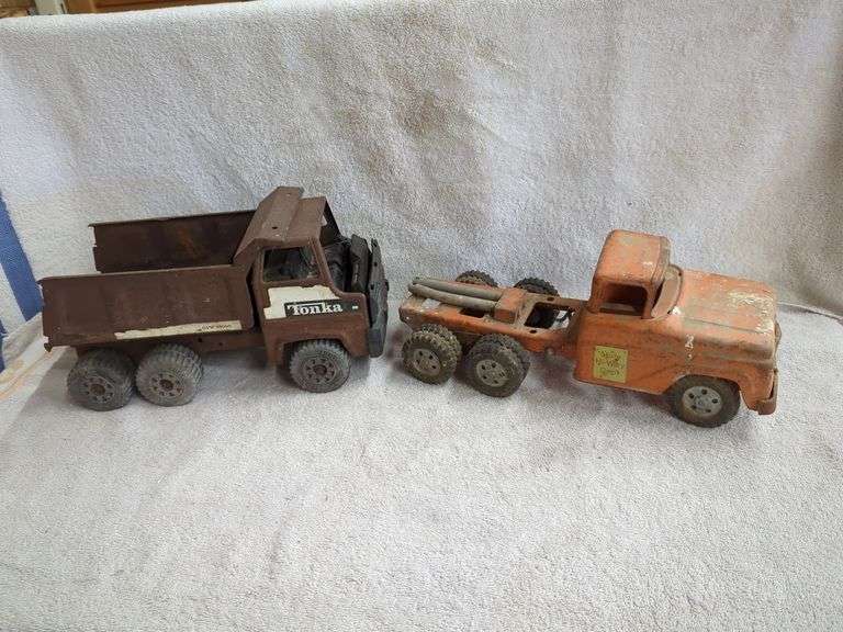 (2) VINTAGE METAL TOY TRUCKS Isabell Auction