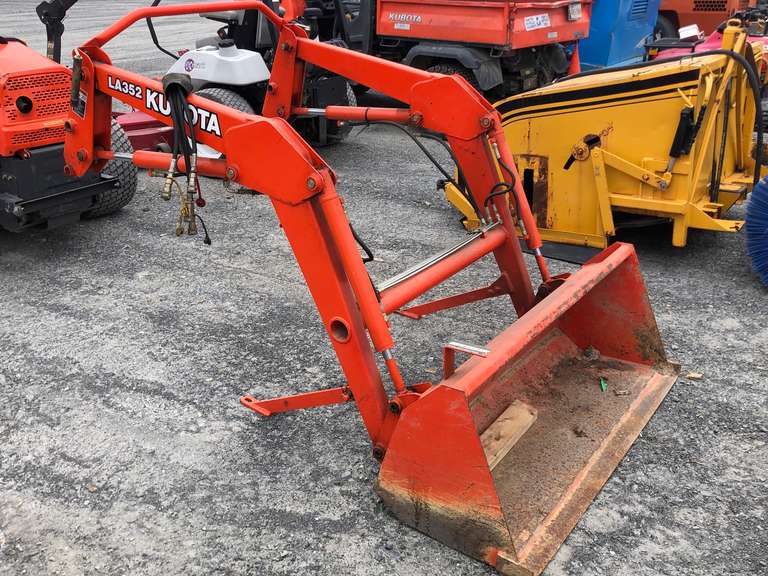 LA 352 kubota loader with bucket Jardine Auctioneers