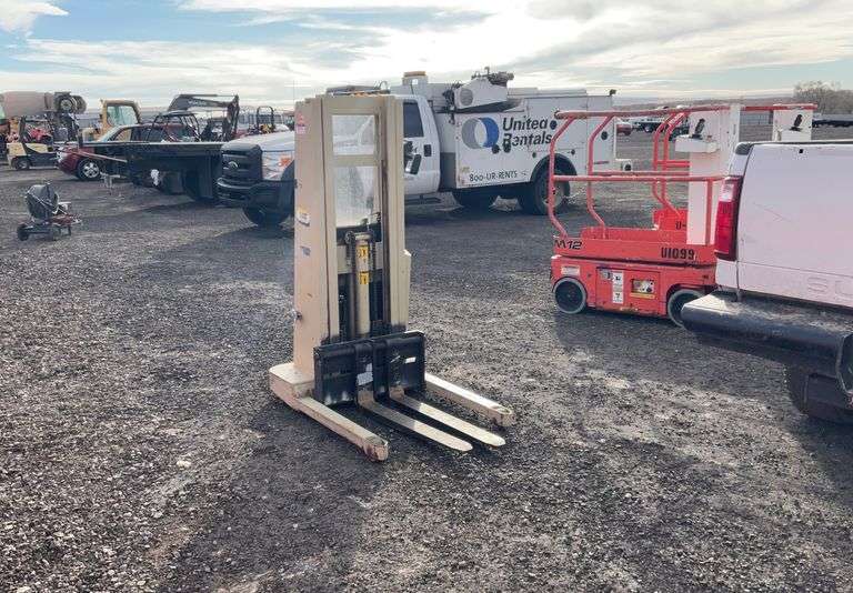 Crown Electric Pallet Jack J&J Auctioneers LLC