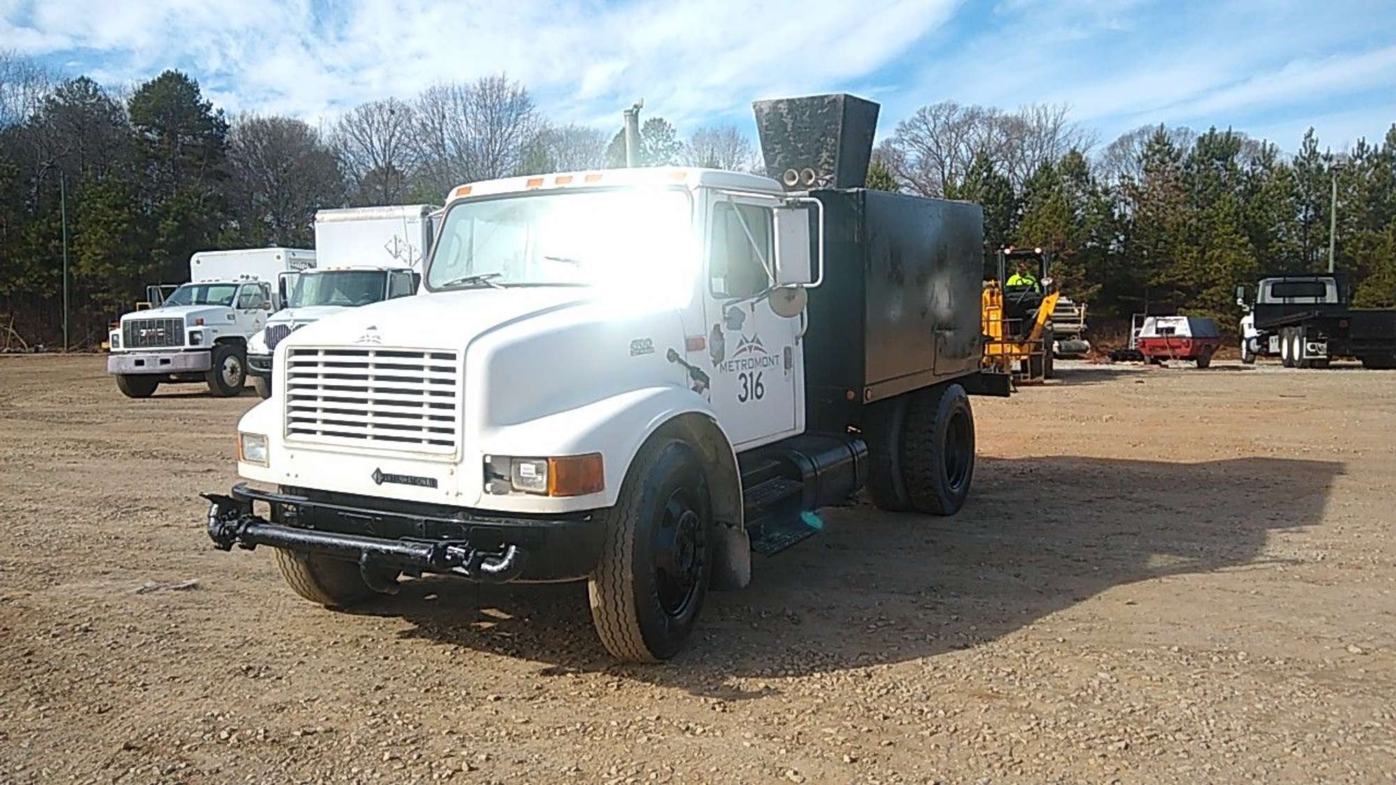2001 INTERNATIONAL 4700 VIN: 1HTSCAAMX1H403027 SINGLE AXLE