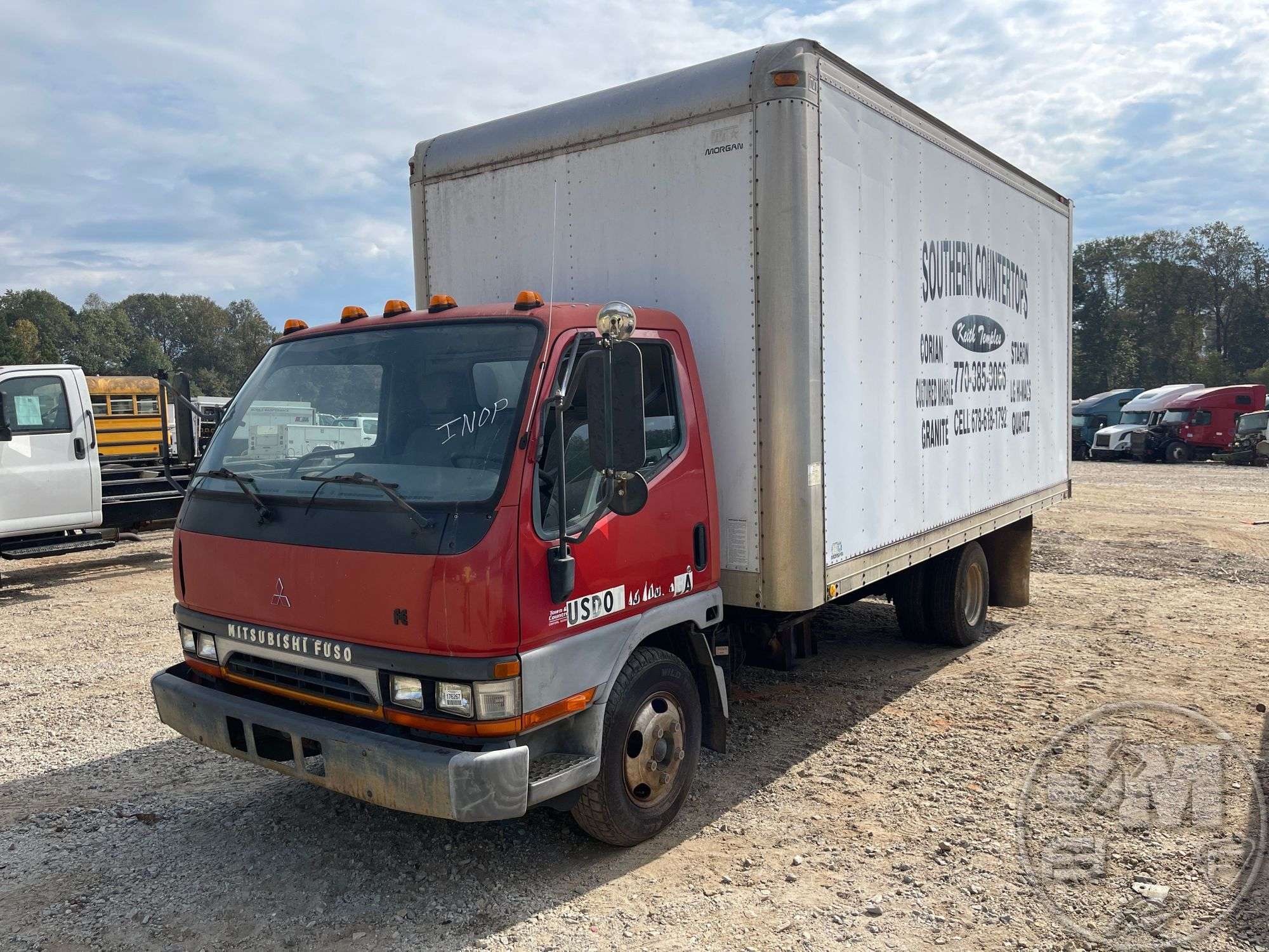 三菱トラック2000 瓦積 1999年の三菱の軽トラックが2台あります。この車に入れるオイル