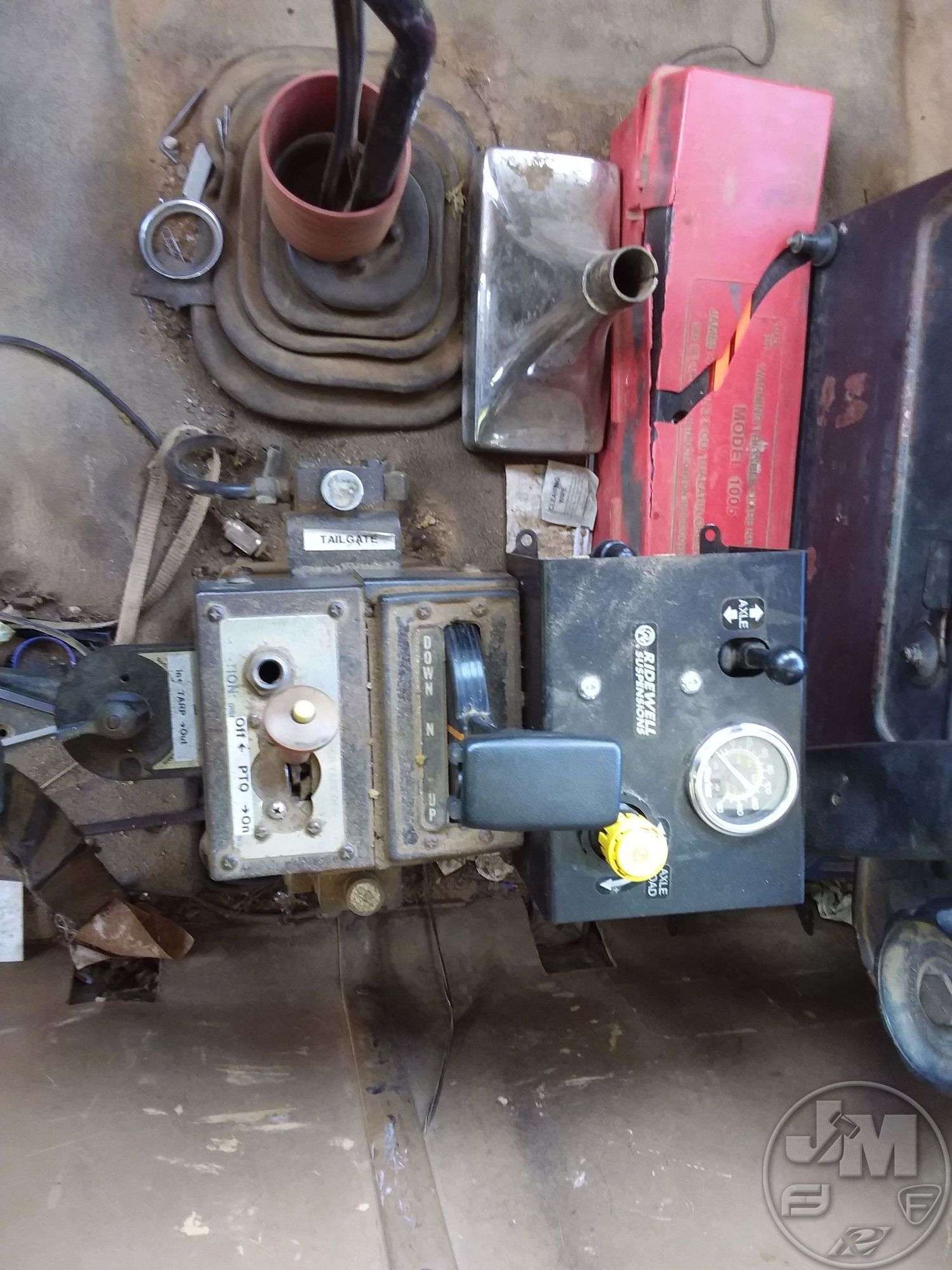 1995 FORD L9000 TRI-AXLE DUMP TRUCK VIN: 1FDZU90T8SVA83558