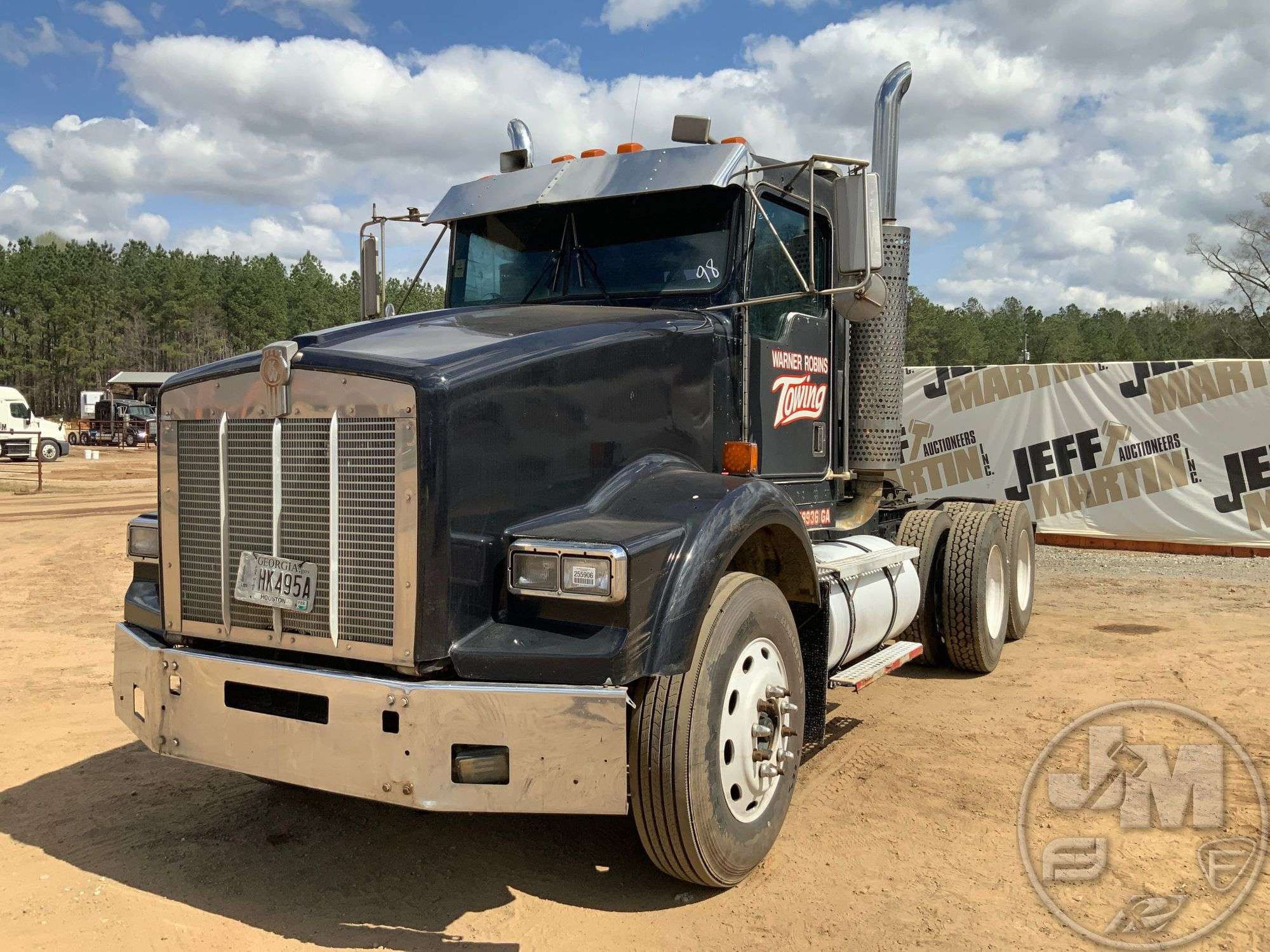 1998 KENWORTH T800 VIN: 1XKDDR9X5WJ777467 TANDEM AXLE DAY CAB