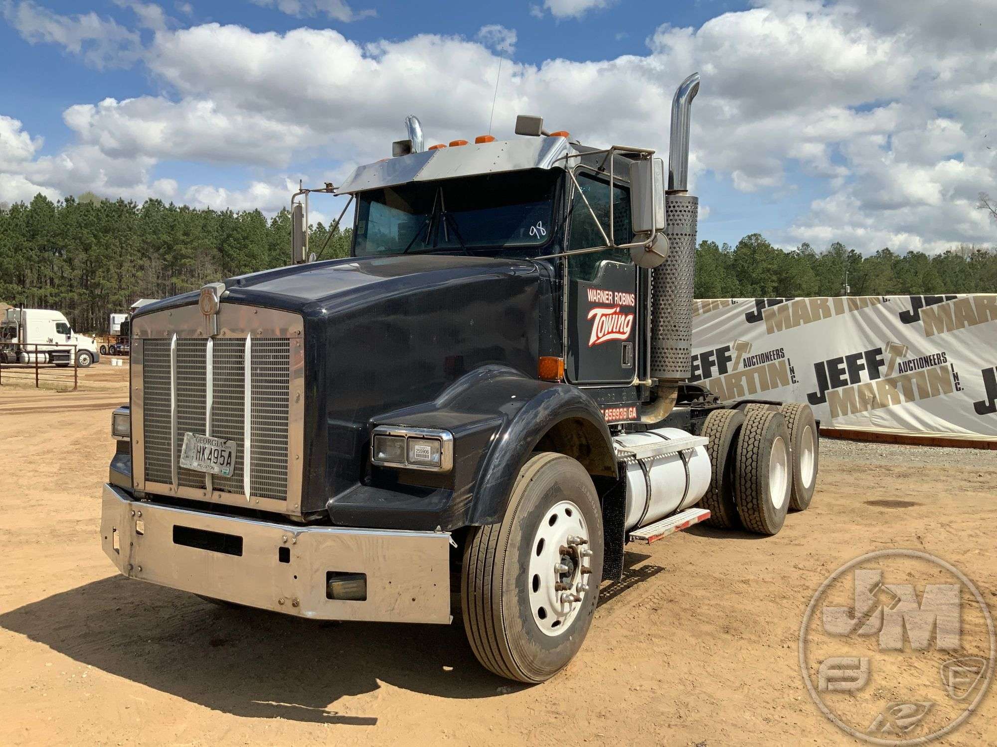 1998 KENWORTH T800 VIN: 1XKDDR9X5WJ777467 TANDEM AXLE DAY CAB