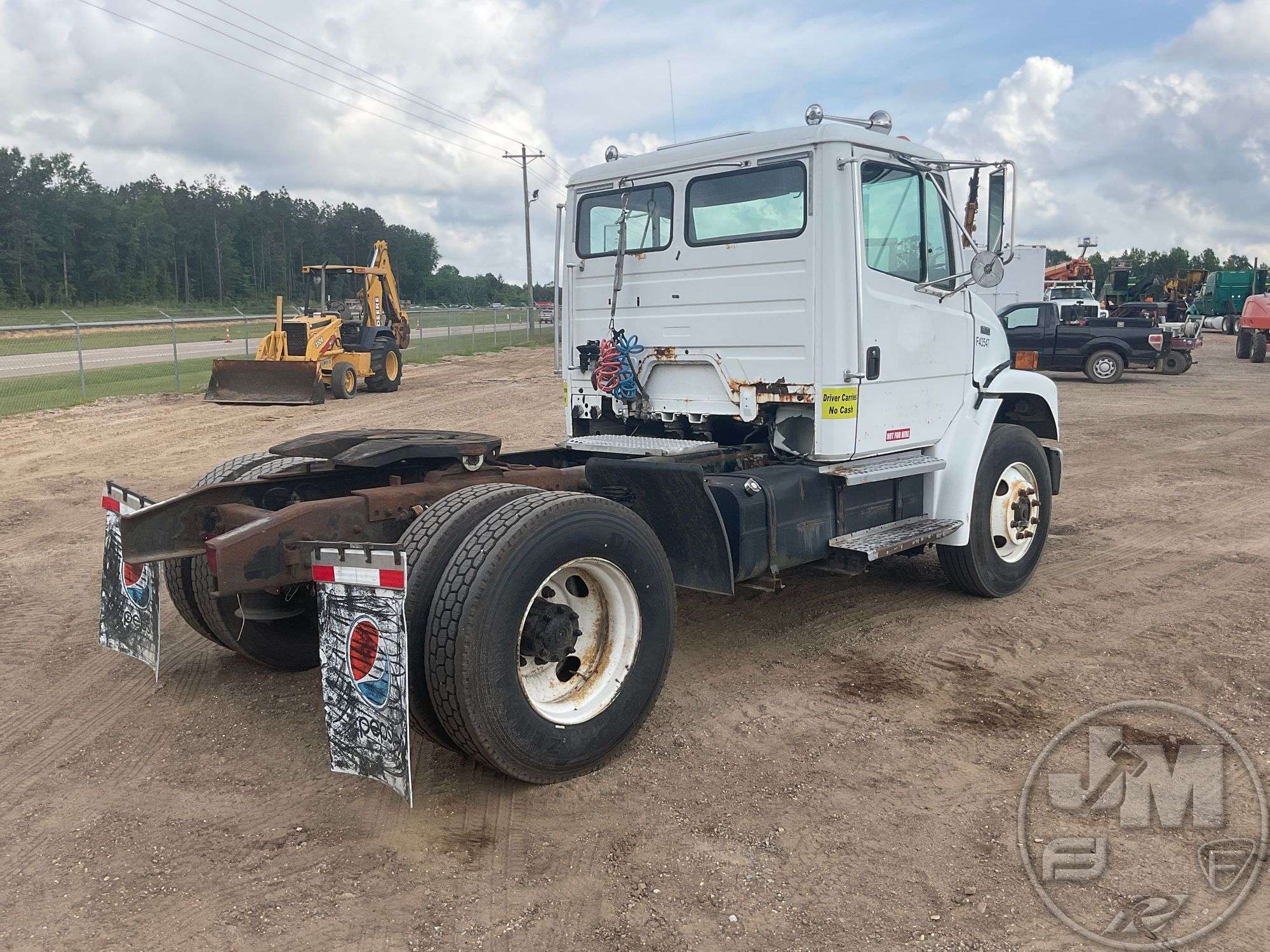 1999 FREIGHTLINER FL70 VIN: 1FUWHJBA2XHB26107 SINGLE AXLE DAY CAB