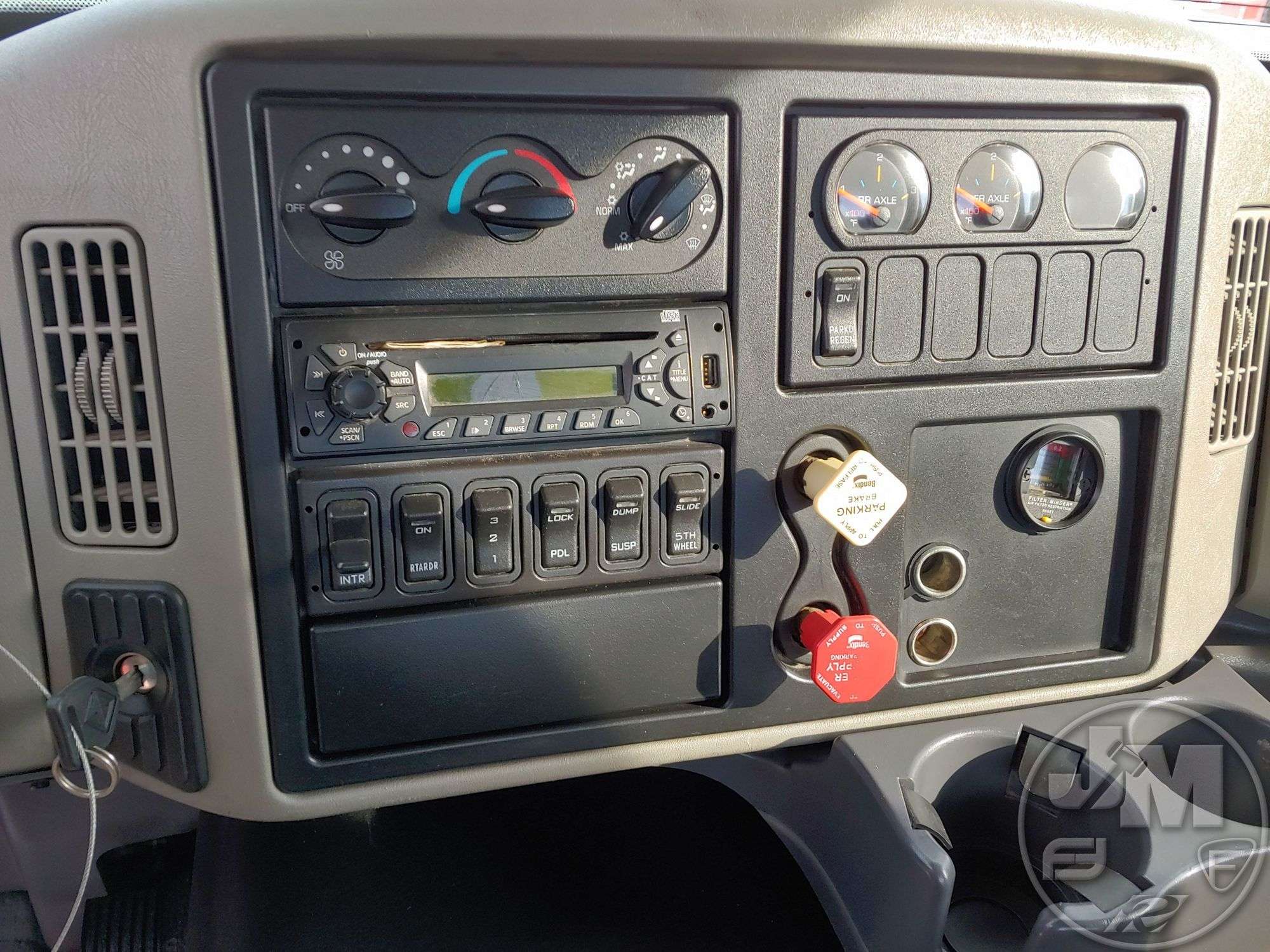洋書 INTERNATIONAL TRUCKS s-l400.jpg