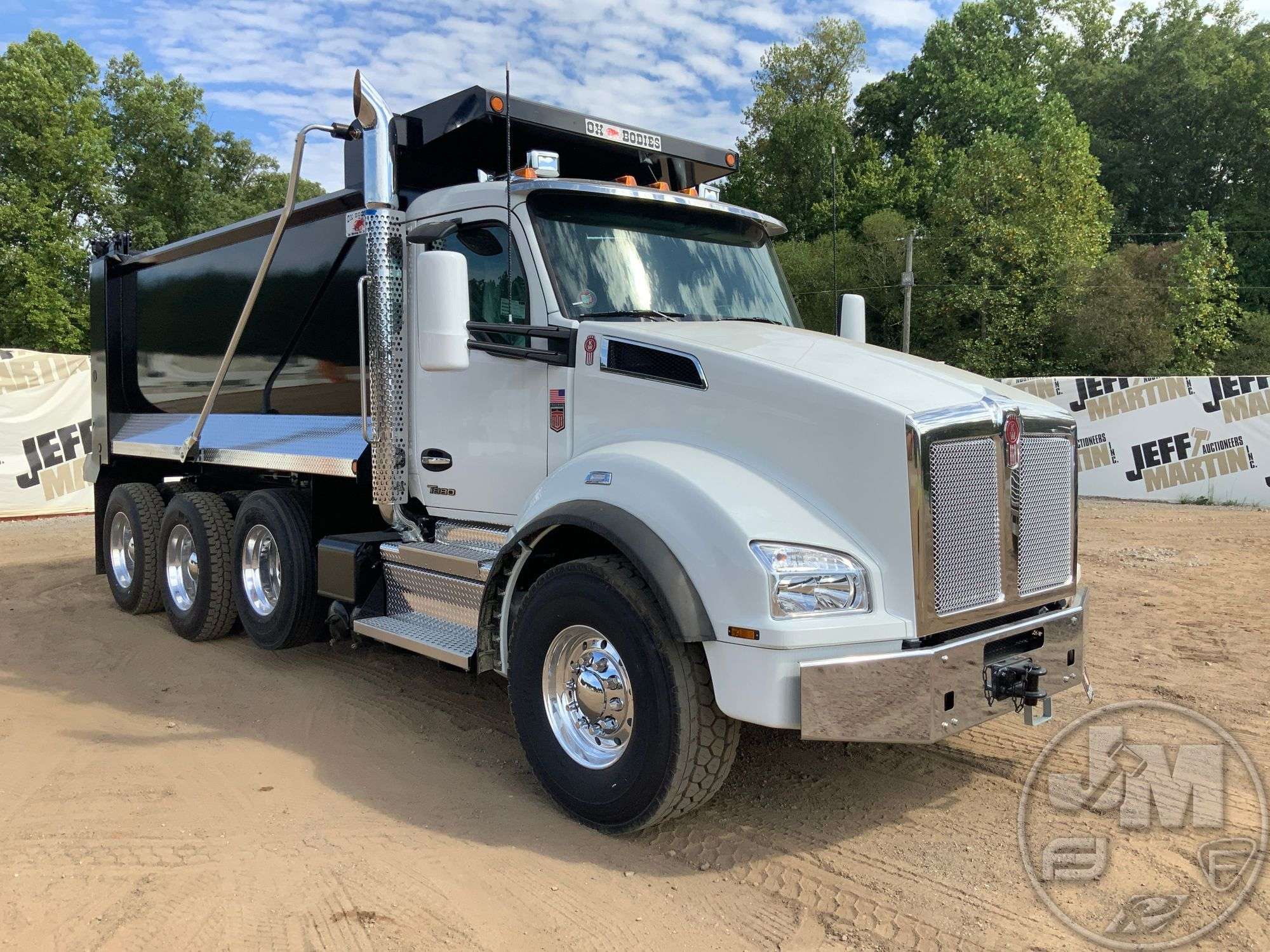 ダッフィー 2023 KENWORTH T880 TRI-AXLE DUMP TRUCK VIN