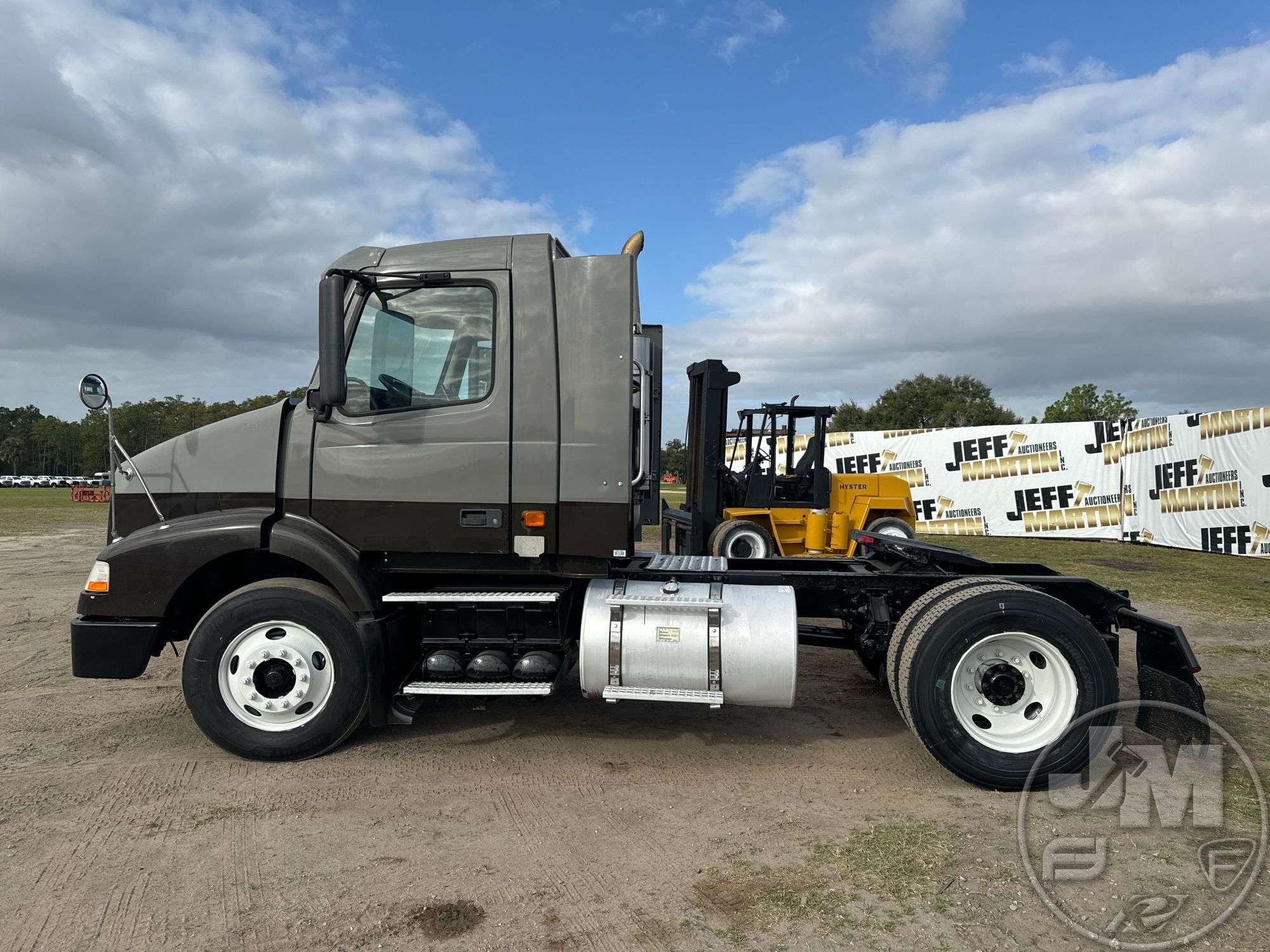 2007 VOLVO TRUCK VNM SINGLE AXLE DAY CAB TRUCK TRACTOR