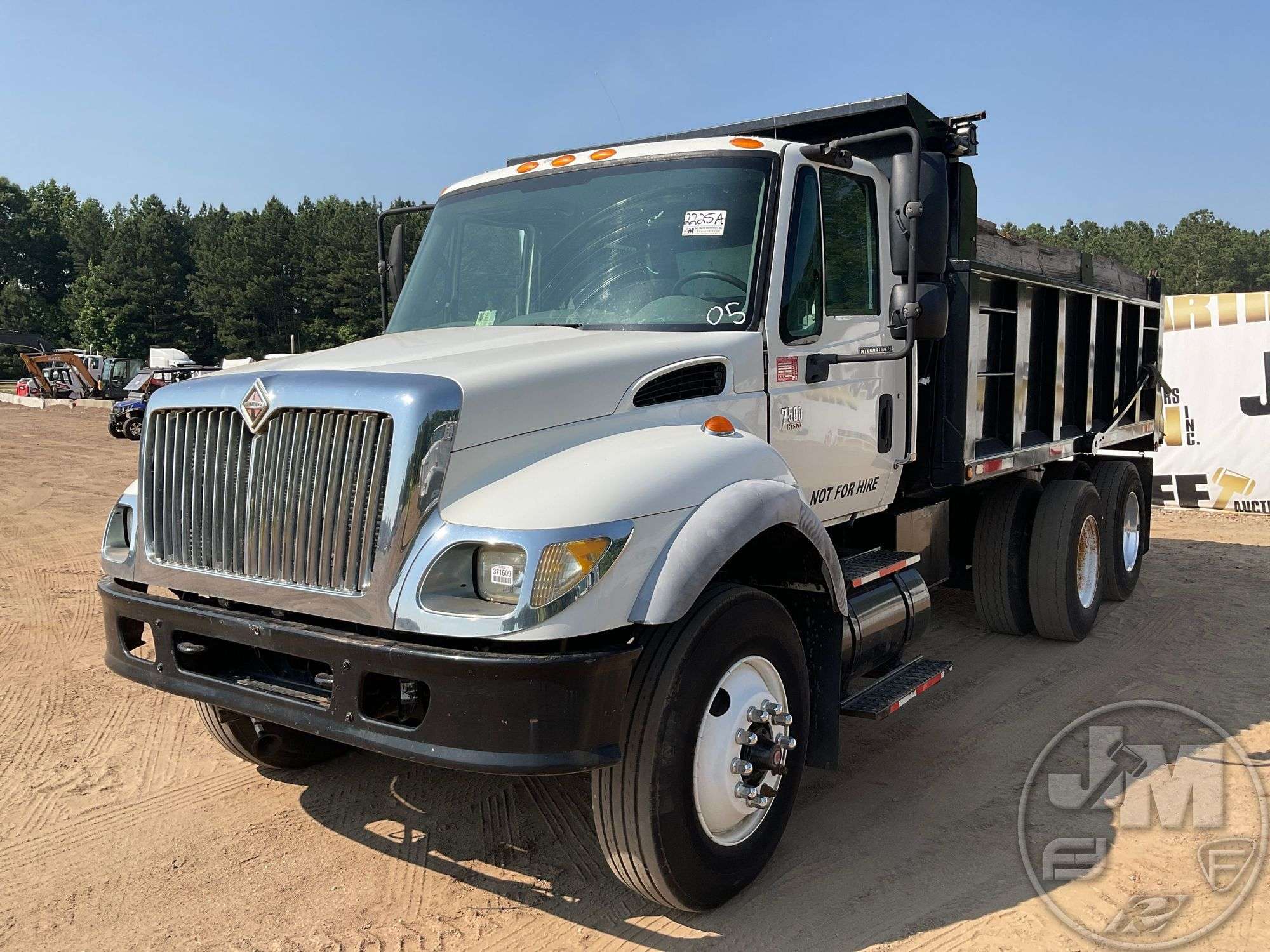 2005 INTERNATIONAL 7500 TANDEM AXLE DUMP TRUCK VIN
