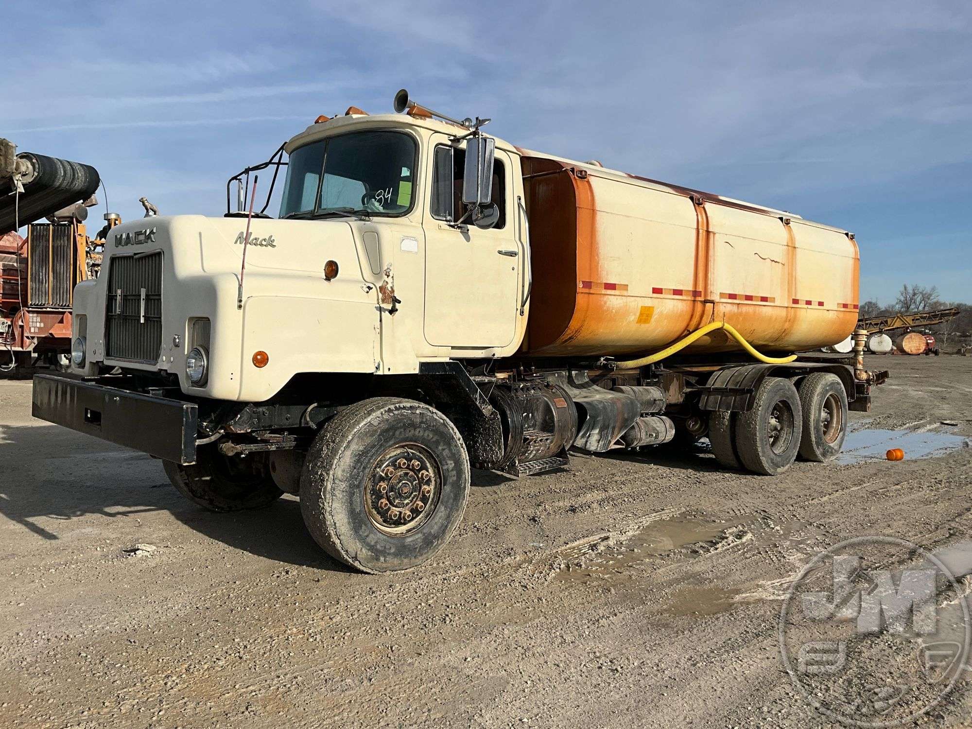 1984 MACK DMM68563 TANDEM AXLE WATER TRUCK VIN: 1M2E126C3EA003598
