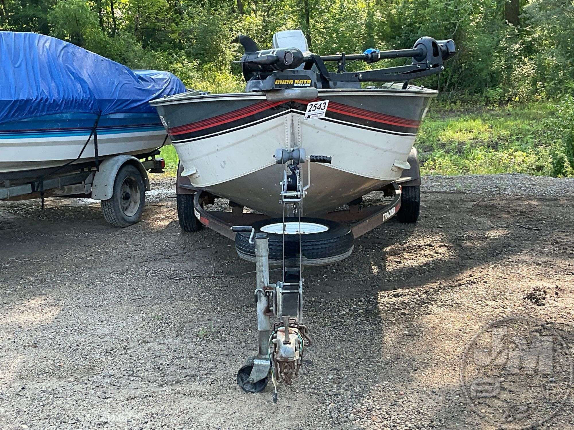 1989 TRACKER MARINE PRO DEEP V VIN BUJ62083E989 FISHING BOAT - Jeff Martin  Auctioneers, Inc., image size:2000x1500