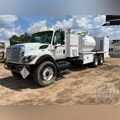 洋書 INTERNATIONAL TRUCKS 84d84c921580054ee16936a6a40ea5