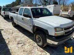 2006 CHEVROLET SILVERADO 2500HD DOUBLE CAB 4X4 PICKUP VIN: 1GCHK29D16E266251