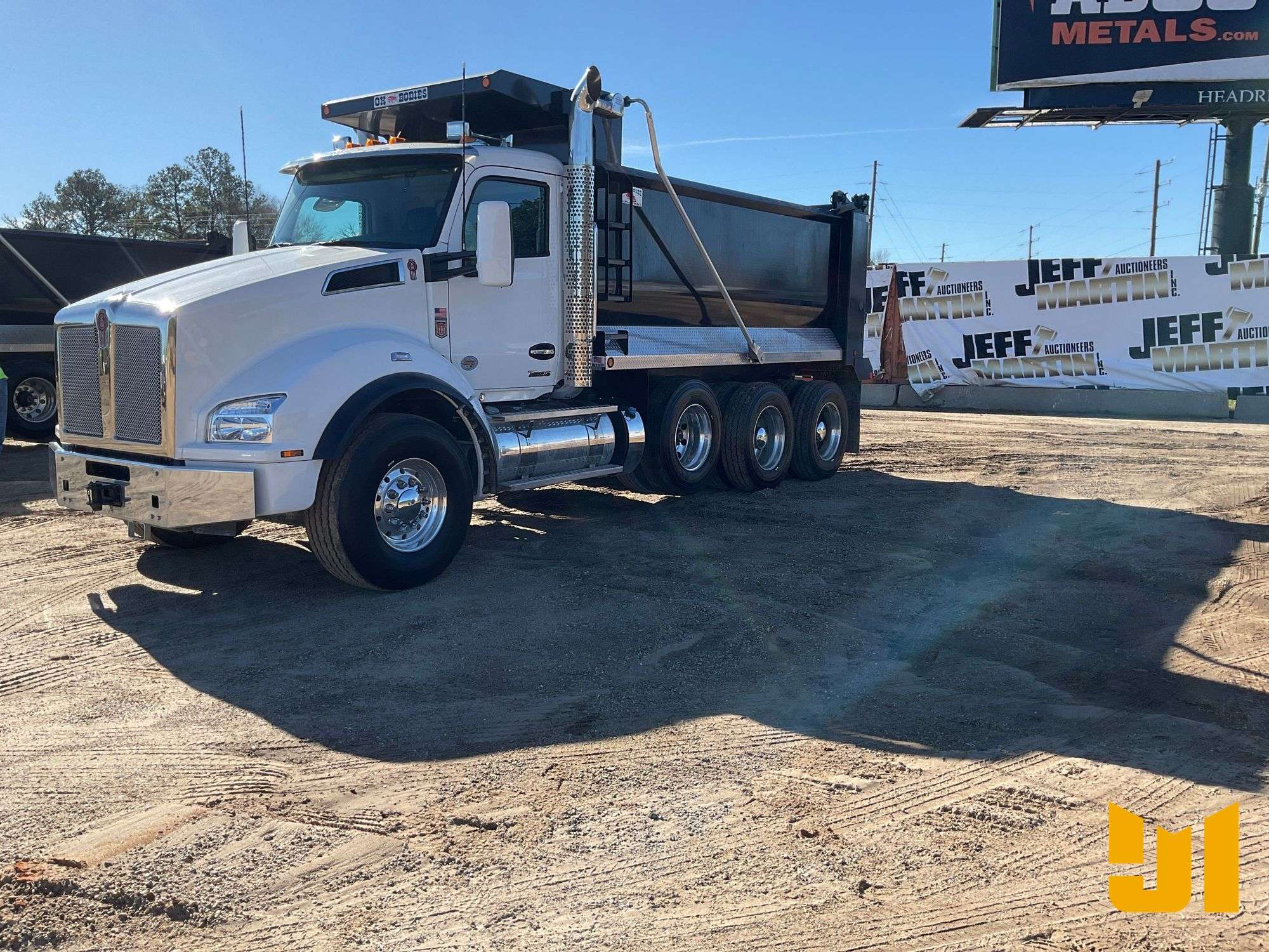 ぴーなっつ 2025 KENWORTH T880 TRI-AXLE DUMP TRUCK VIN