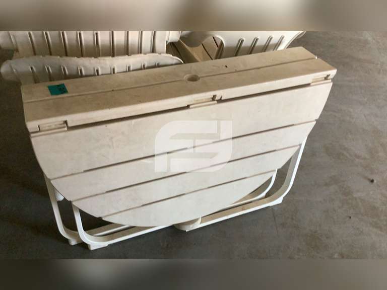 6 PLASTIC PATIO CHAIRS AND FOLDING PATIO TABLE Freije & Freije