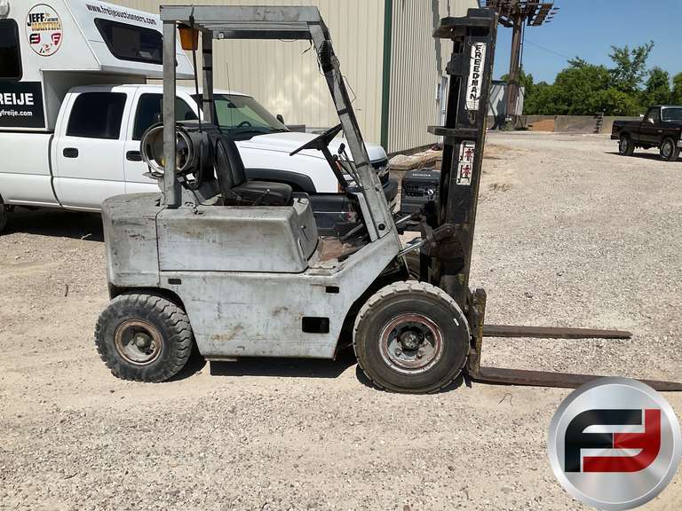 CLARK C500 Y 40 PNEUMATIC TIRE FORKLIFT SN: Y3553415260