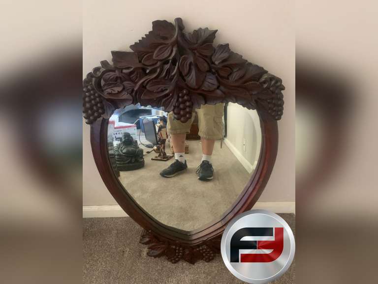 22"X33" HEART SHAPED WOOD FRAMED MIRROR