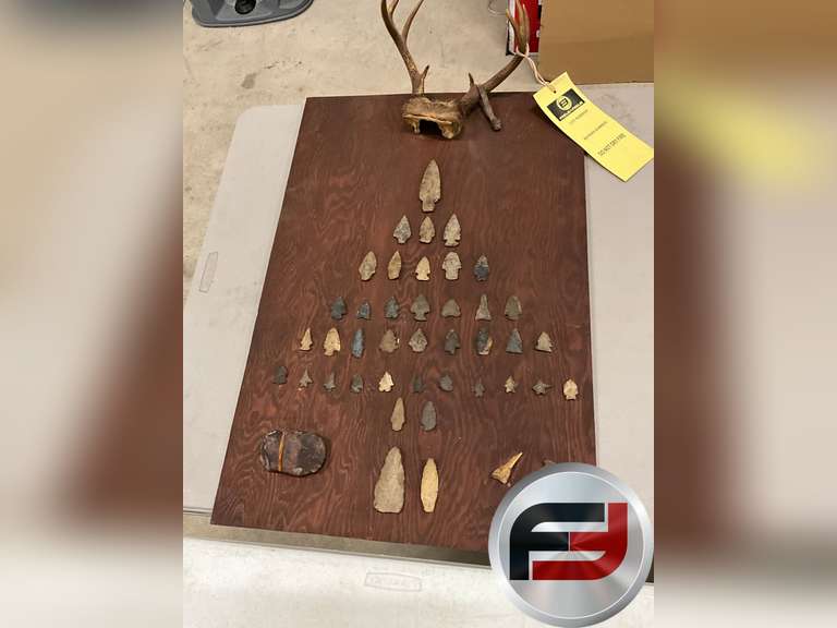 BOARD OF ARROW HEADS , ARTIFACTS AND ANTLERS