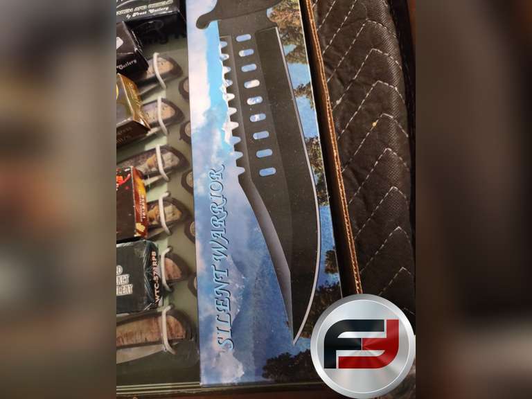 FLAT OF KNIVES 8 FOLDING 1 FIXED BLADE AND A