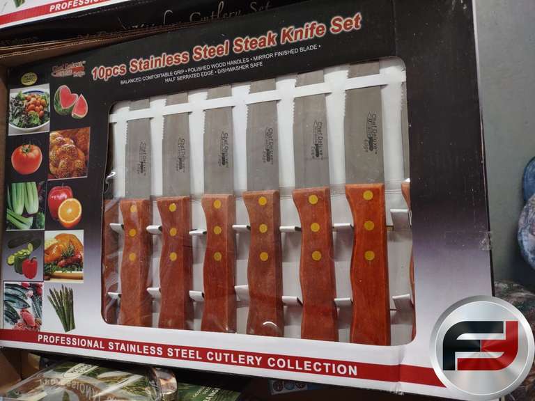 FLAT OF KNIVES 8 FOLDING AND A 10PCS STEAK KNIFE