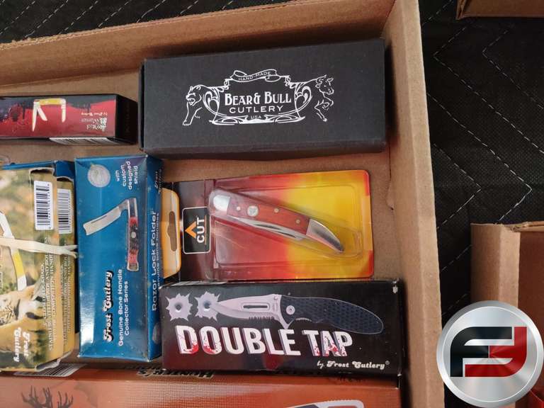 FLAT OF KNIVES, 4 FIXED BLADE KNIVES, 10 FOLDING KNIVES