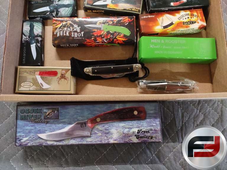 FLAT OF KNIVES, 2 FIXED BLADE, 26 FOLDING