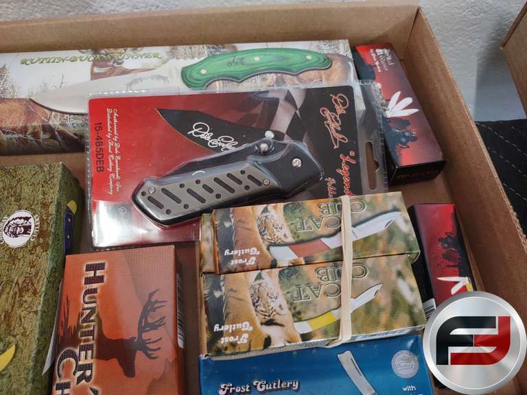 FLAT OF KNIVES, 4 FIXED BLADE KNIVES, 10 FOLDING KNIVES