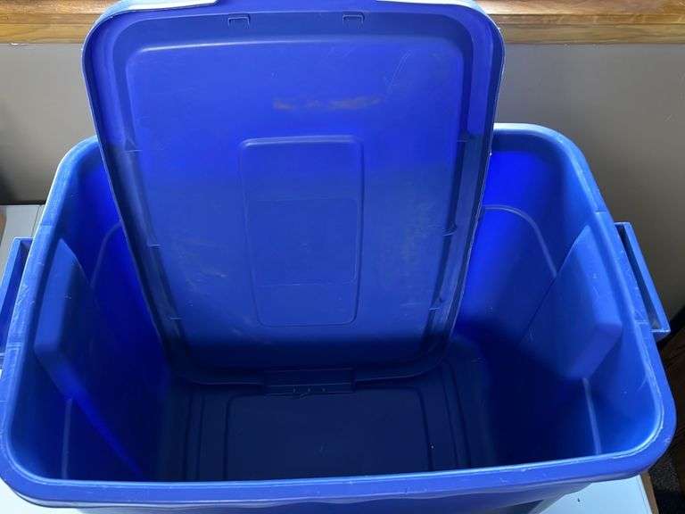 Rubbermaid Plastic Tote