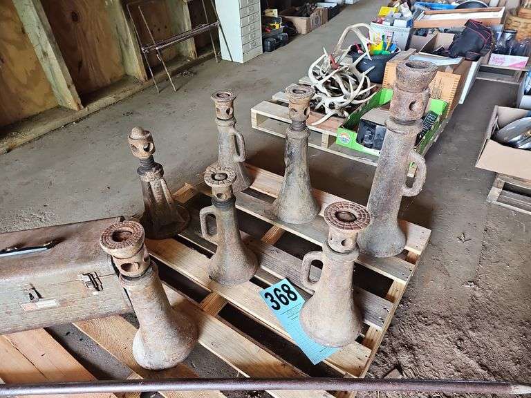 Pallet of large screw jacks Kramer Auction LLC