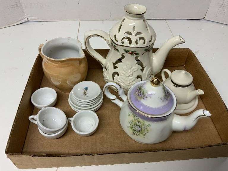 Holly Hobbie mini tea set, teapots Legacy Auction Company