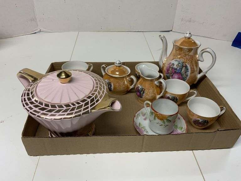 Teapot, mini teapot set Legacy Auction Company