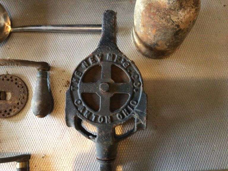 Meat grinders, iron pot, footed iron pot, pulley Legacy Auction Company