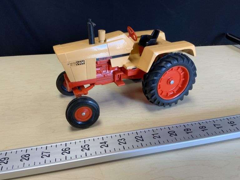 1070 case tractor Legacy Auction Company
