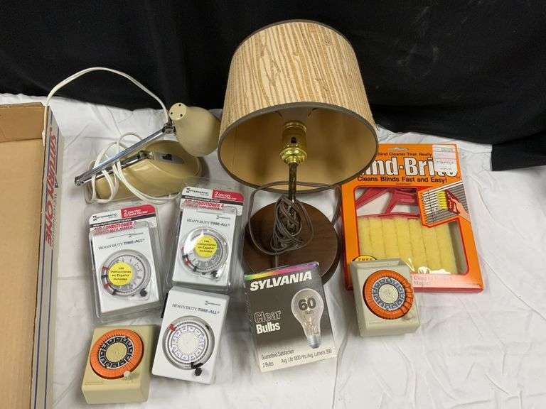 Desk lamp, wall lamp, timers Legacy Auction Company