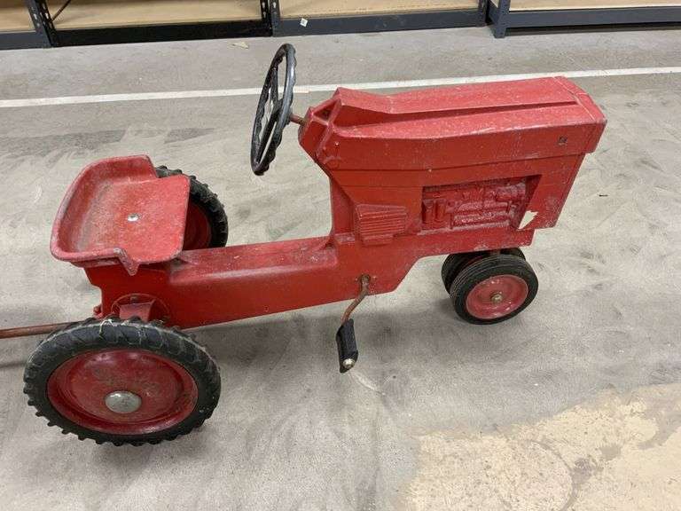 IH pedal tractor and wagon Legacy Auction Company