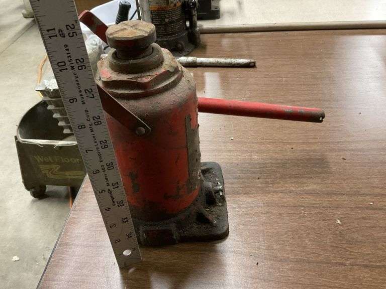 20 ton bottle jack, works Legacy Auction Company