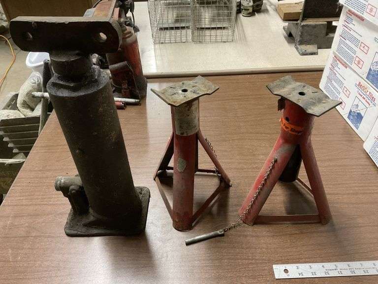 Hydraulic jack with Jack stands, works. Bottle Legacy Auction Company
