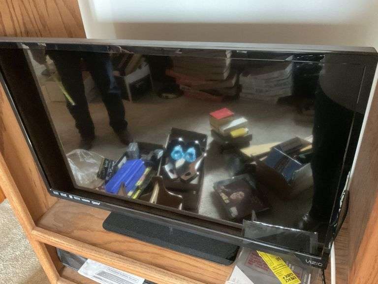 31 in. Vizio TV, DVD player and magazine Legacy Auction Company