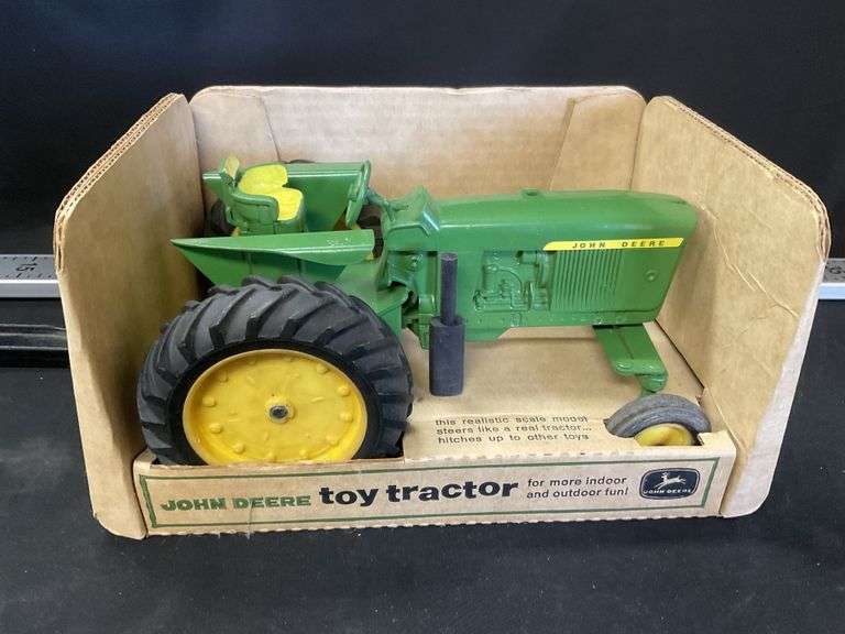 John Deere 4020 toy tractor Legacy Auction Company