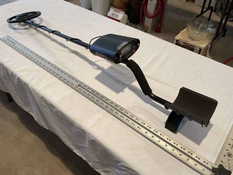 Bounty Hunter metal detector - Legacy Auction Company