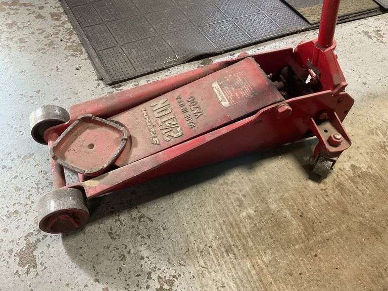 Snapon 2 1/2 ton floor Jack Legacy Auction Company