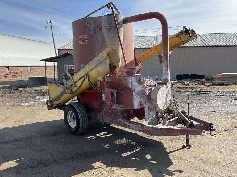 New Holland 358 grinder mixer with scale And folding unload auger