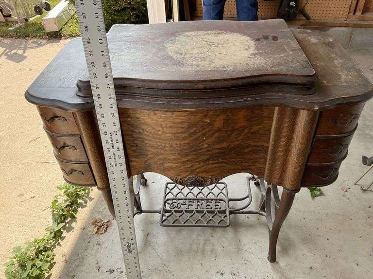 Antique THE FREE Sewing machine Legacy Auction Company
