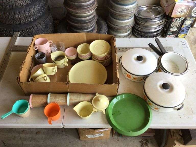 Camping dish set Legacy Auction Company