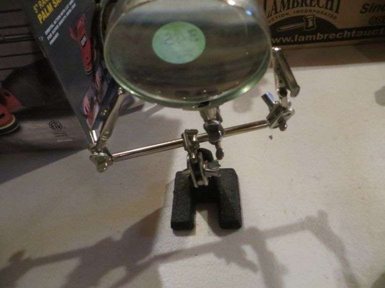 Fly Tying Vise with Magnifying glass Lambrecht Auction, Inc.