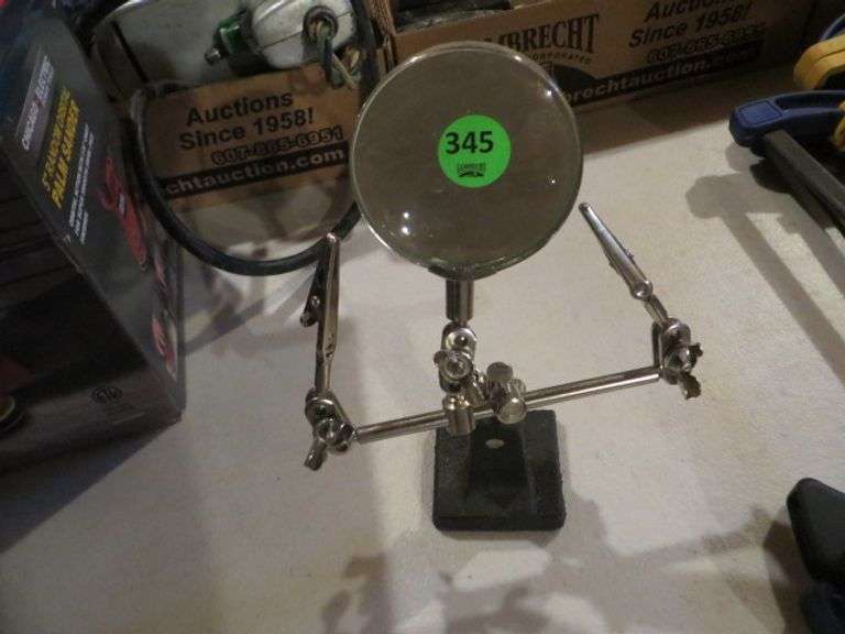Fly Tying Vise with Magnifying glass Lambrecht Auction, Inc.