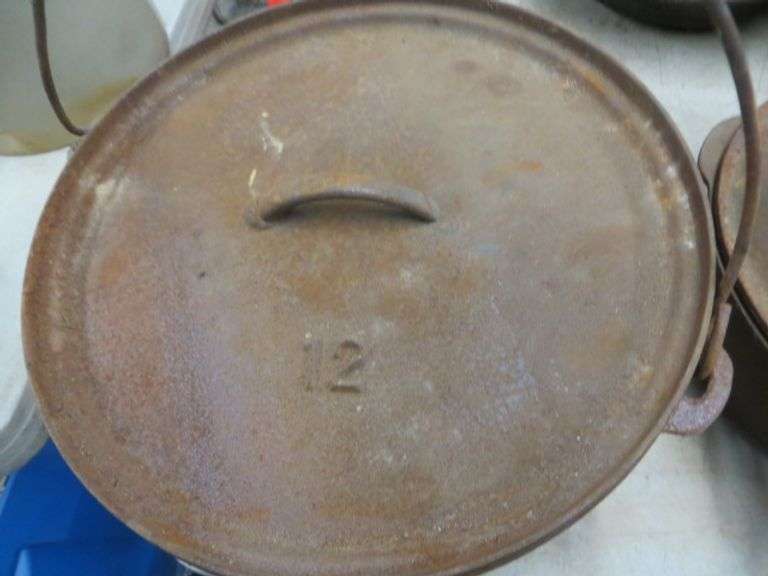 12 Quart Dutch Oven Made in USA Lambrecht Auction, Inc.