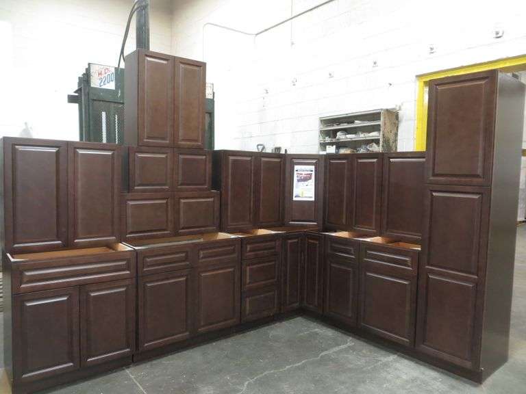 Richmond Auburn Kitchen Cabinet Set 10' x 15' - Lambrecht Auction, Inc.