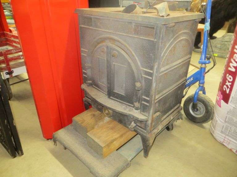 Federal Airtight Woodstove - Lambrecht Auction, Inc.